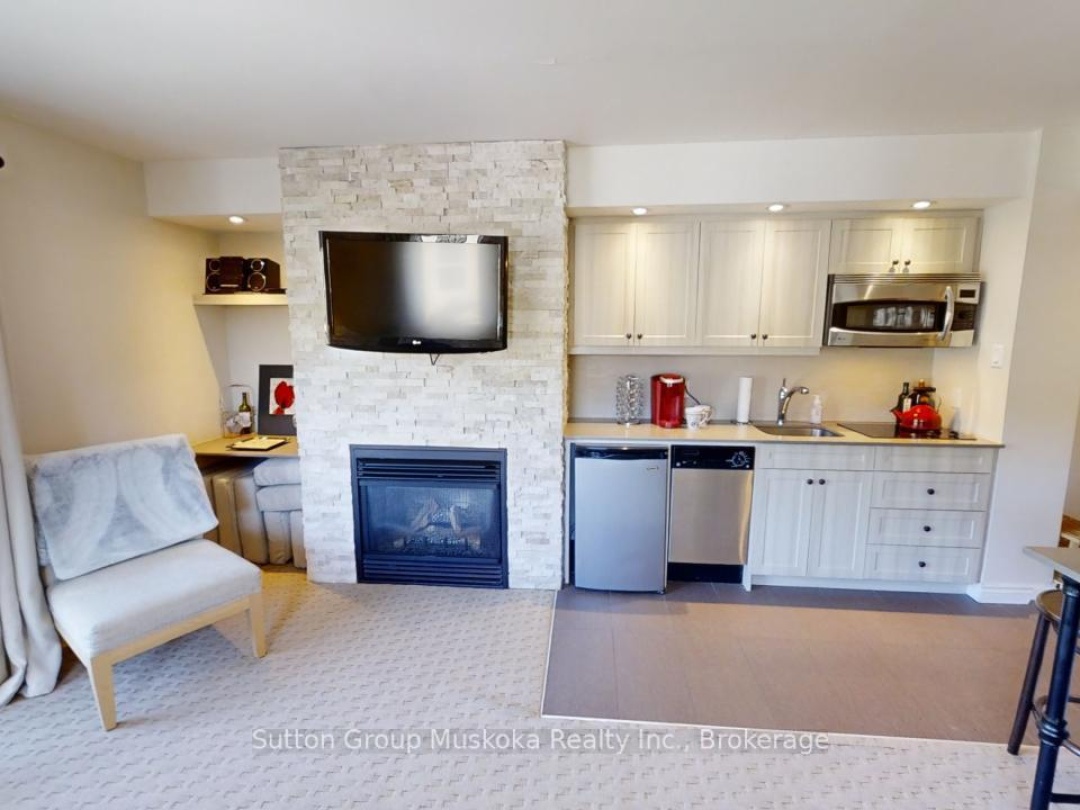 52 307 1235 Deerhurst Drive, Peninsula Lake