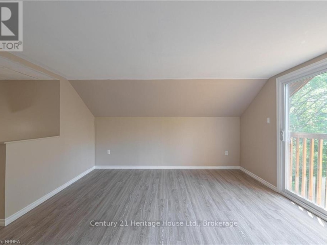 1044 ENGLISH CIRCLE, 