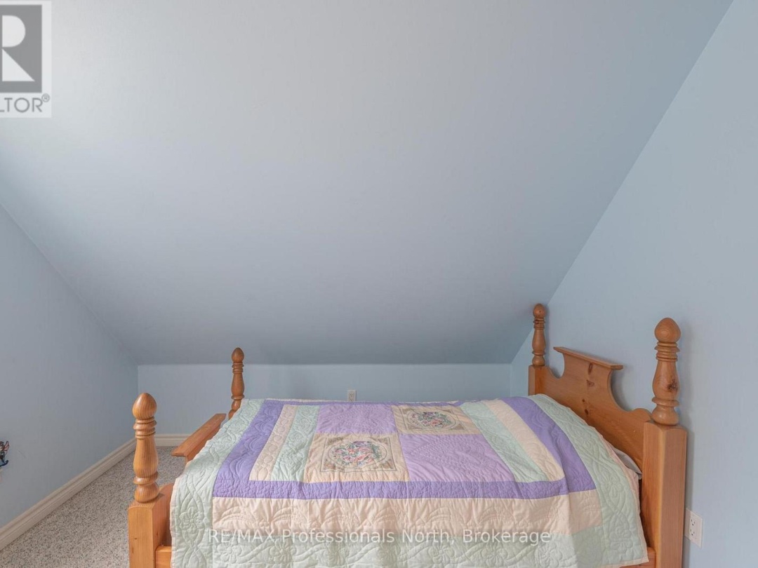 1075 COMAK CRESCENT, 