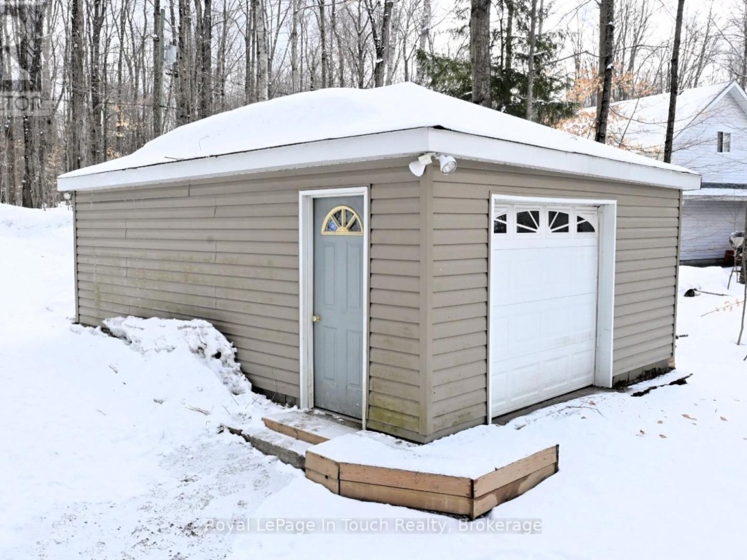 476 Hungry Bay Road E, Six Mile Lake