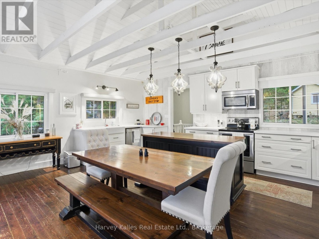 1020 ENNIS BAY ROAD S, 