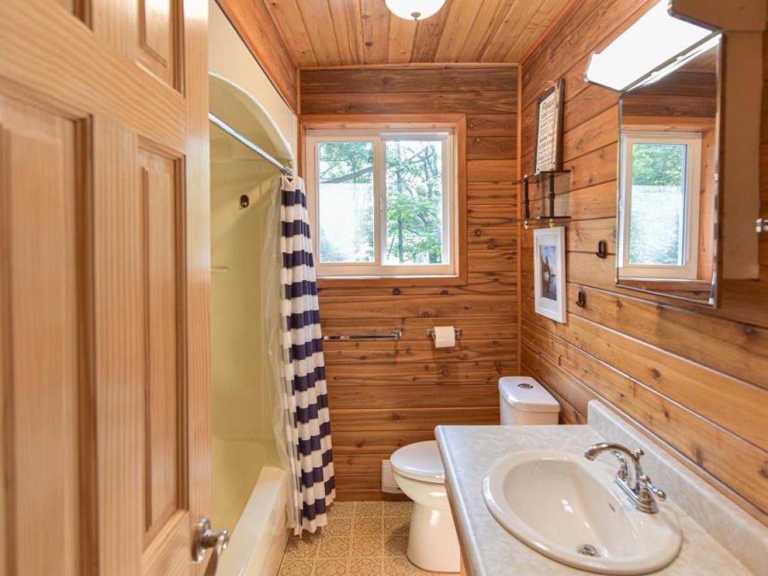 3946 East Shore Road, Gloucester Pool