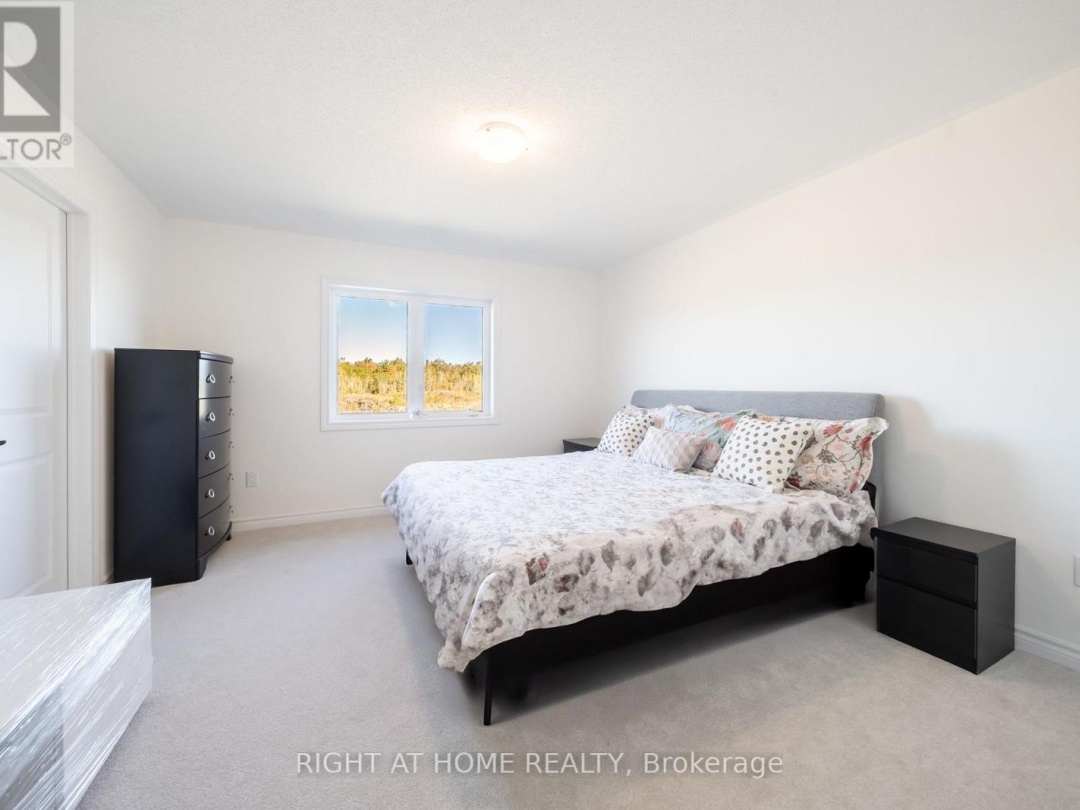 32 HILLCROFT WAY, 