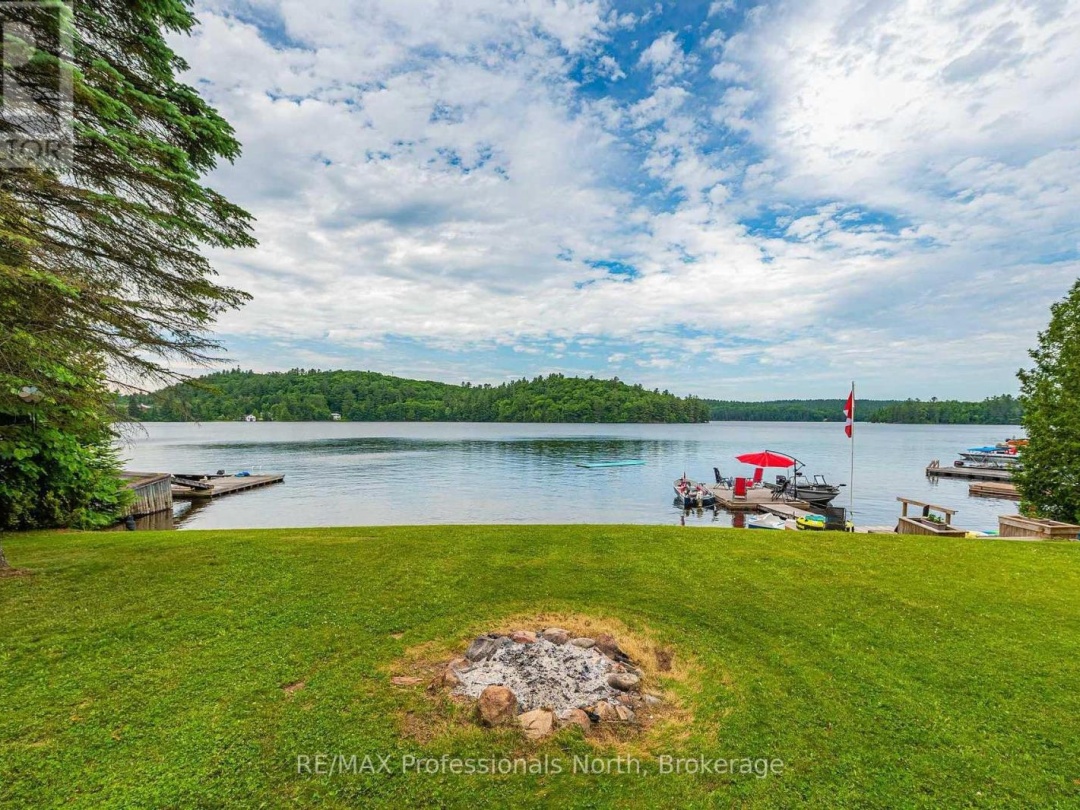 1075 COMAK CRESCENT, 
