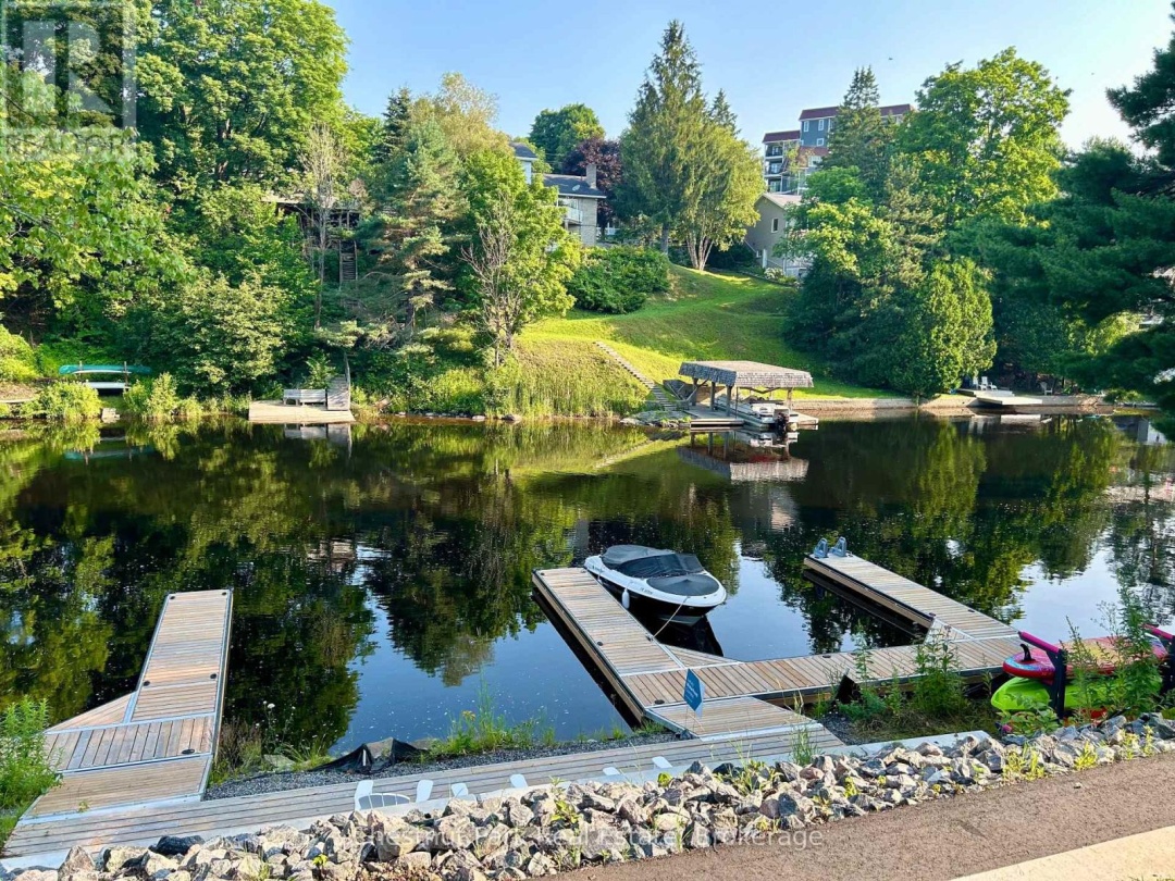 301 200 Anglo Street, South Muskoka Lake