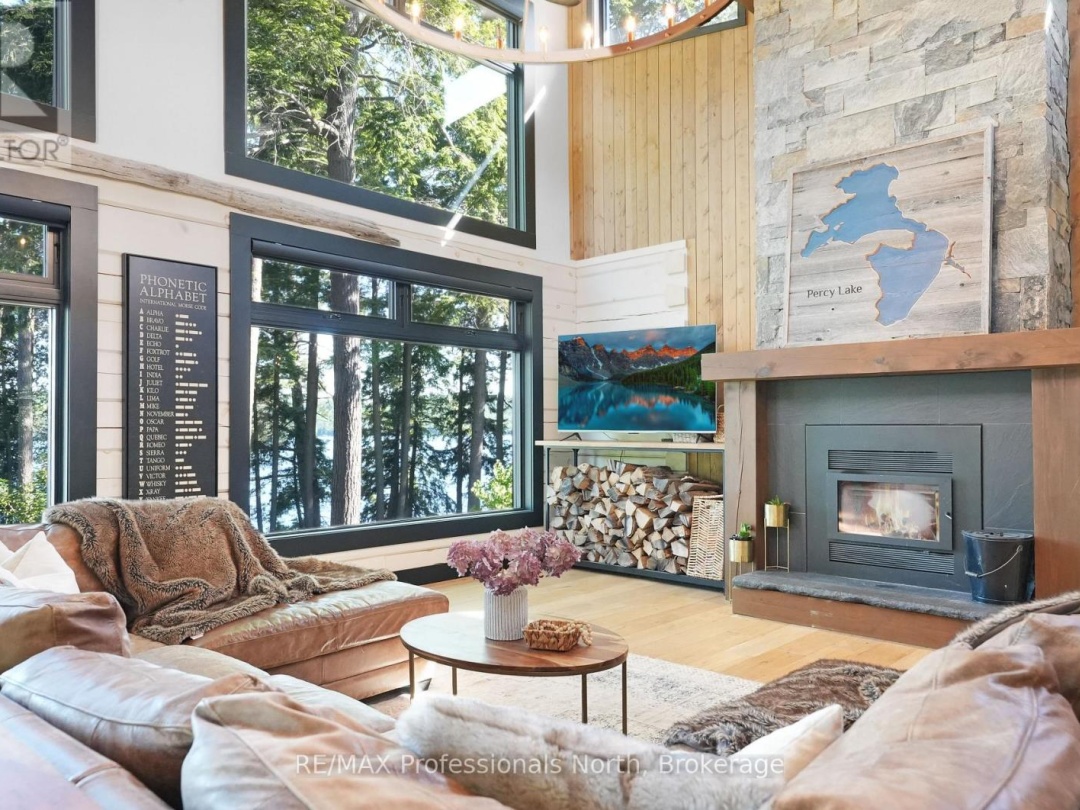 1046 LONE WOLF CRESCENT, 
