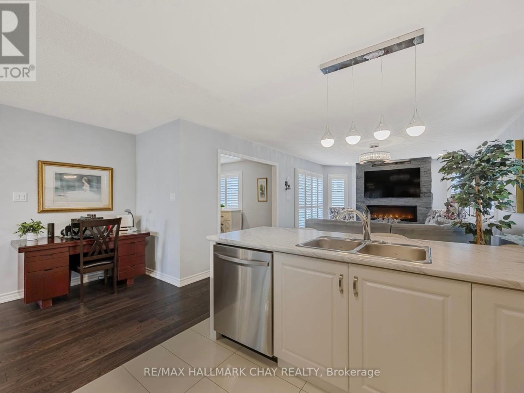 17 SOPHIE LANE S, 