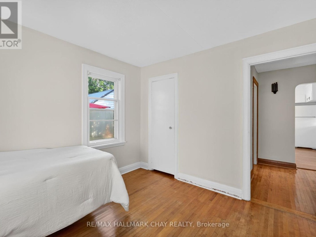 18 NORTH STREET E, 
