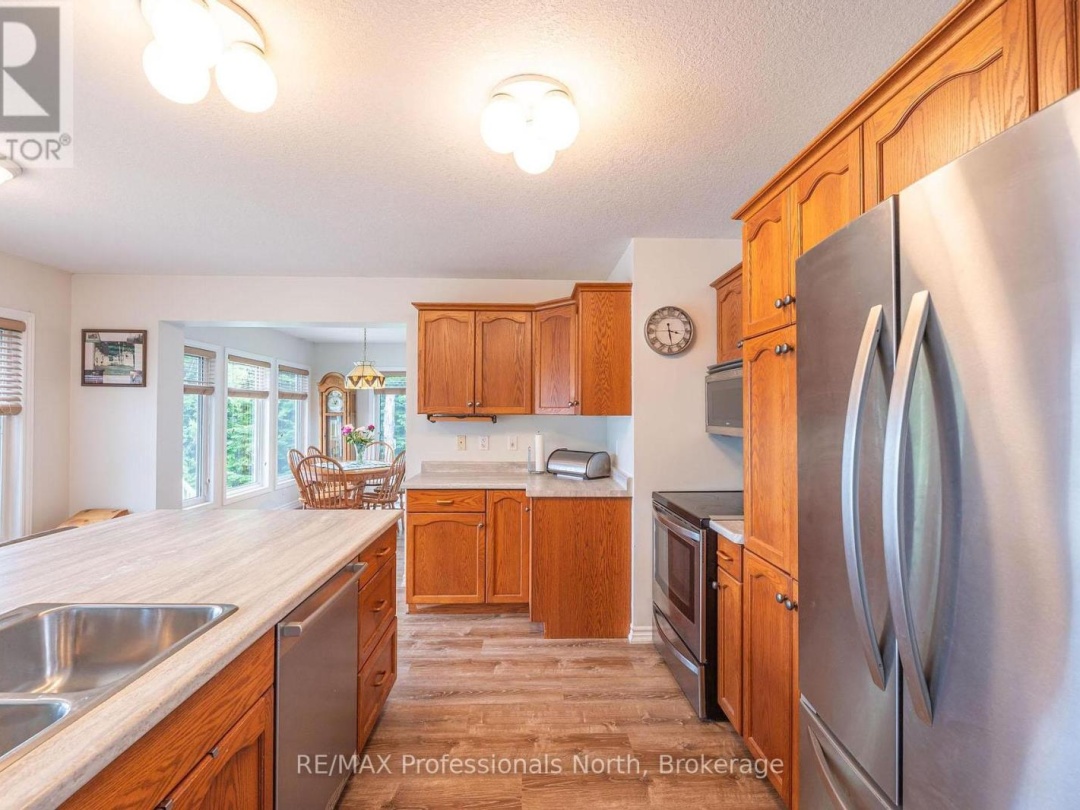 1075 COMAK CRESCENT, 