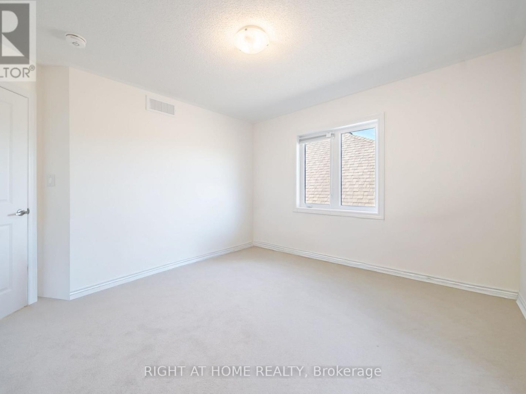 32 HILLCROFT WAY, 