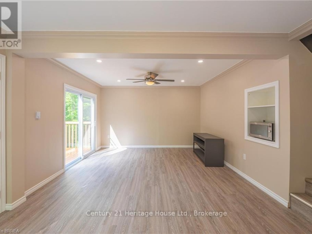 1044 ENGLISH CIRCLE, 