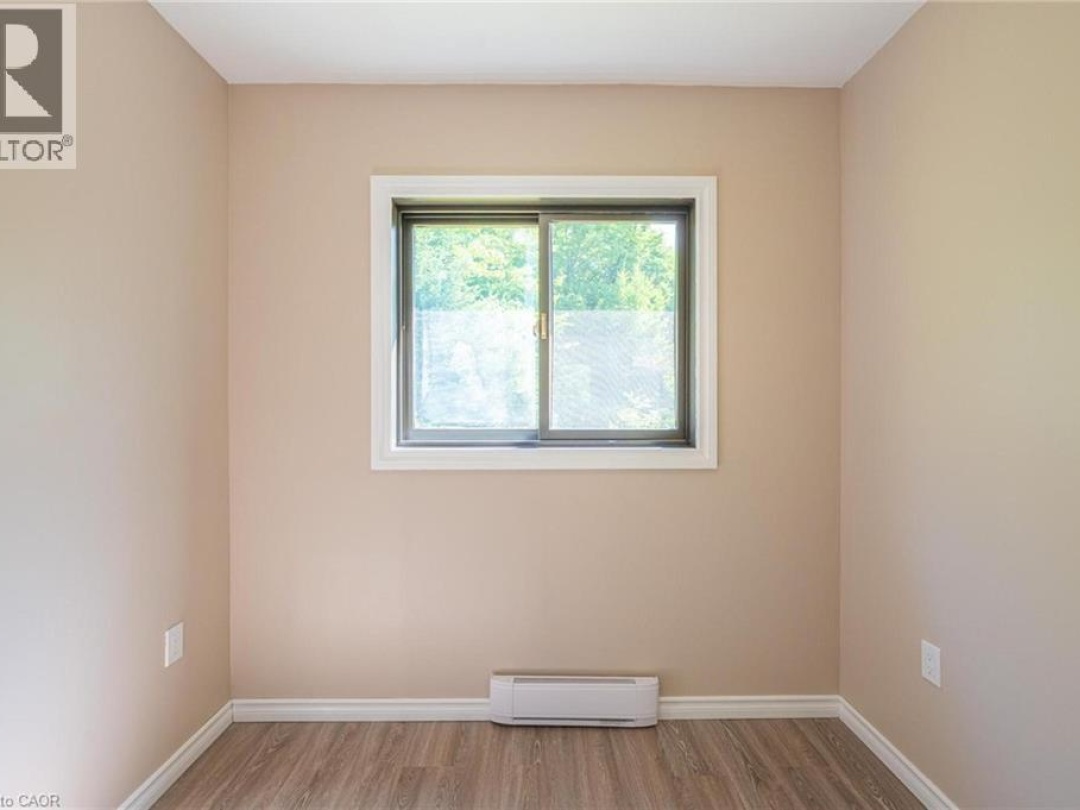 1044 ENGLISH Circle, 
