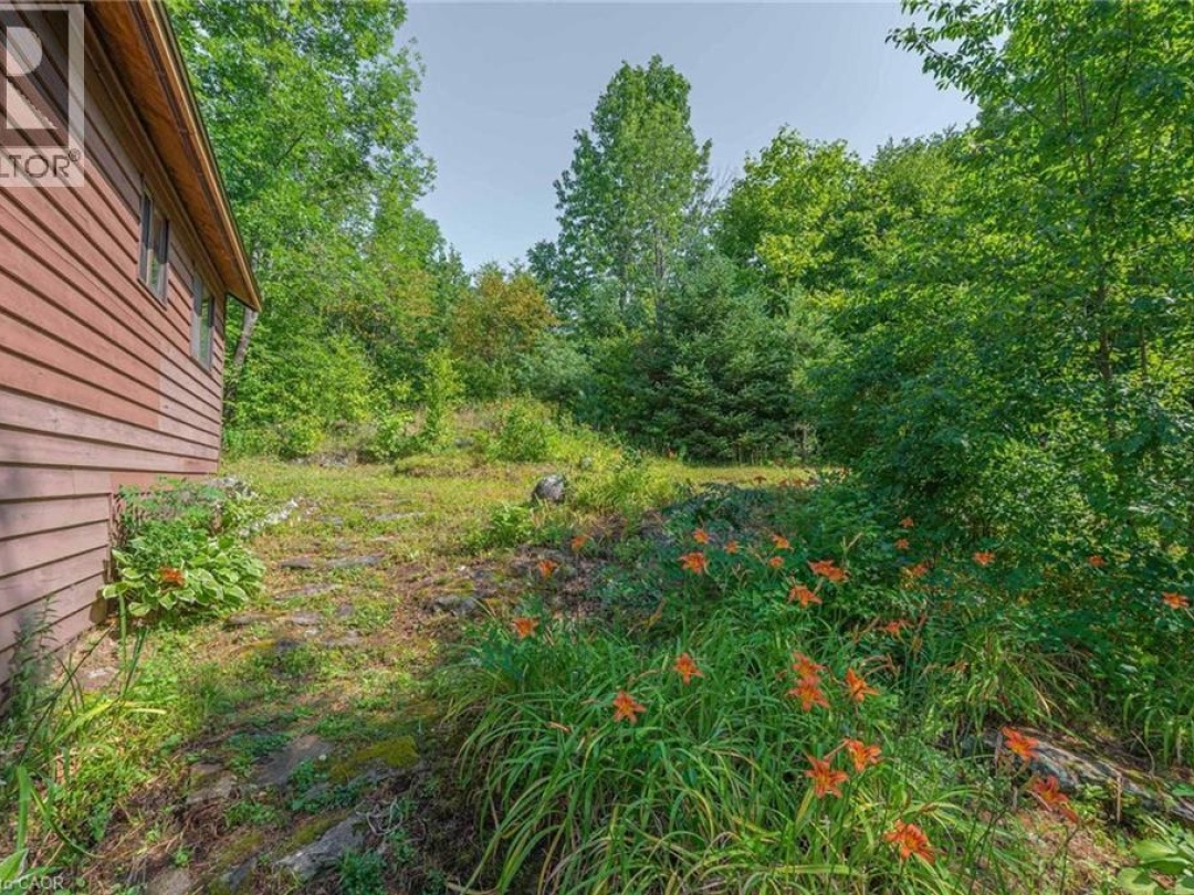 1044 ENGLISH Circle, 