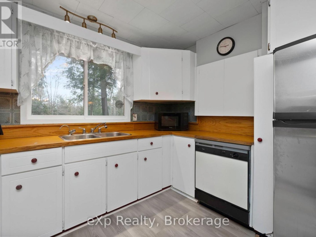 36 Roberts Lake Road E, Roberts Lake