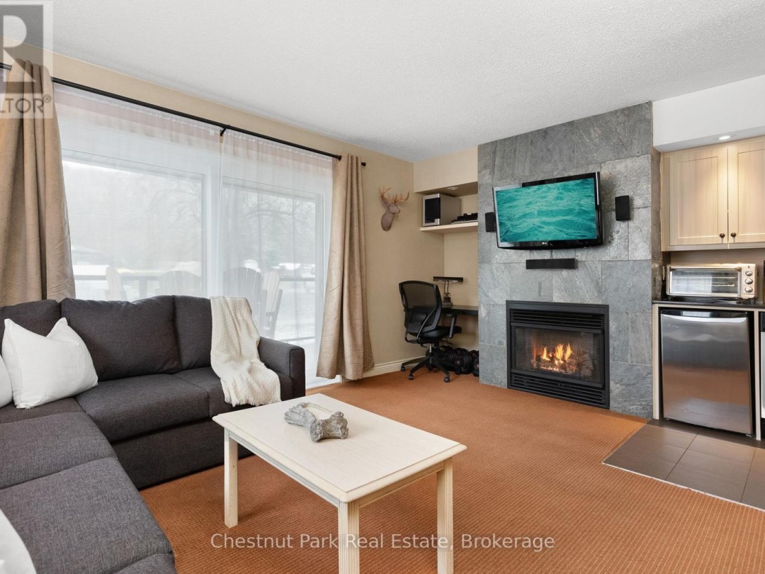 52 107 1235 Deerhurst Drive, Peninsula Lake