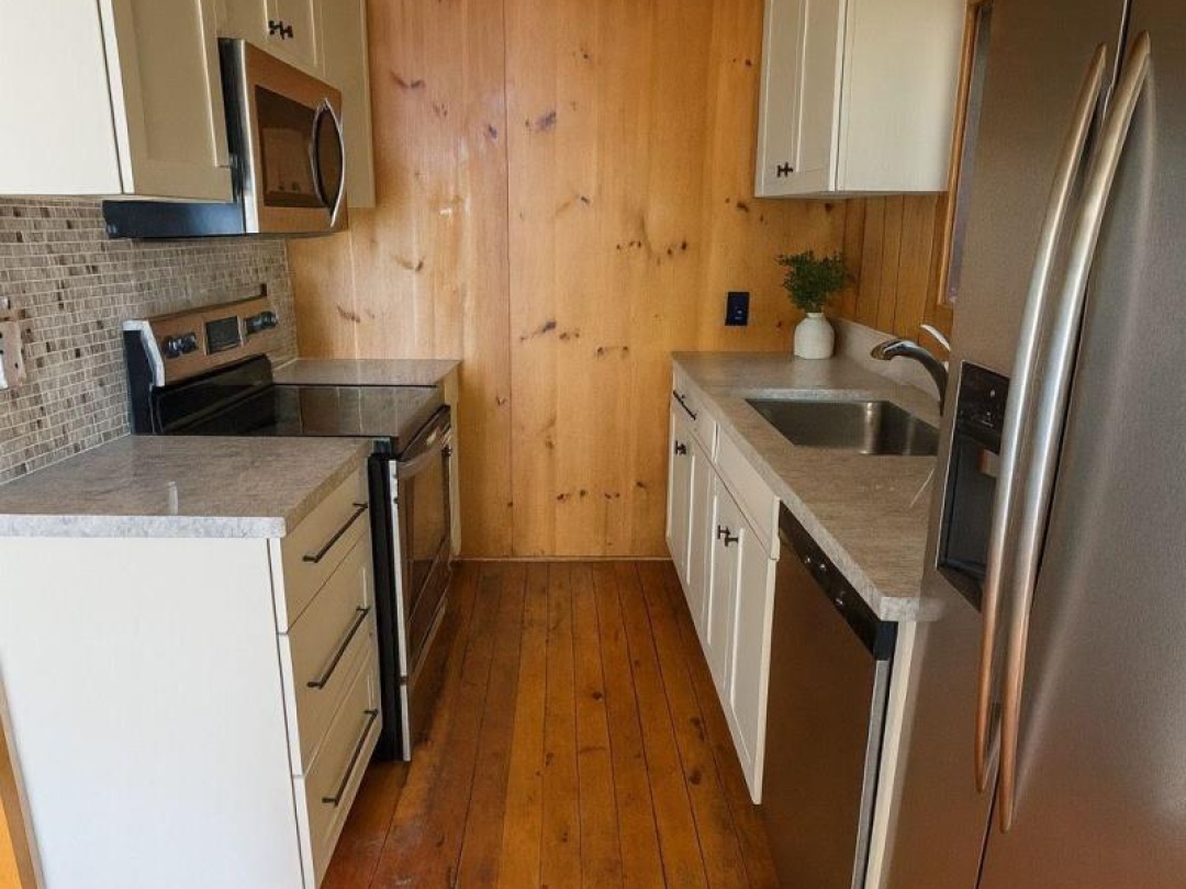 2 - 1753 WALKERS POINT, 