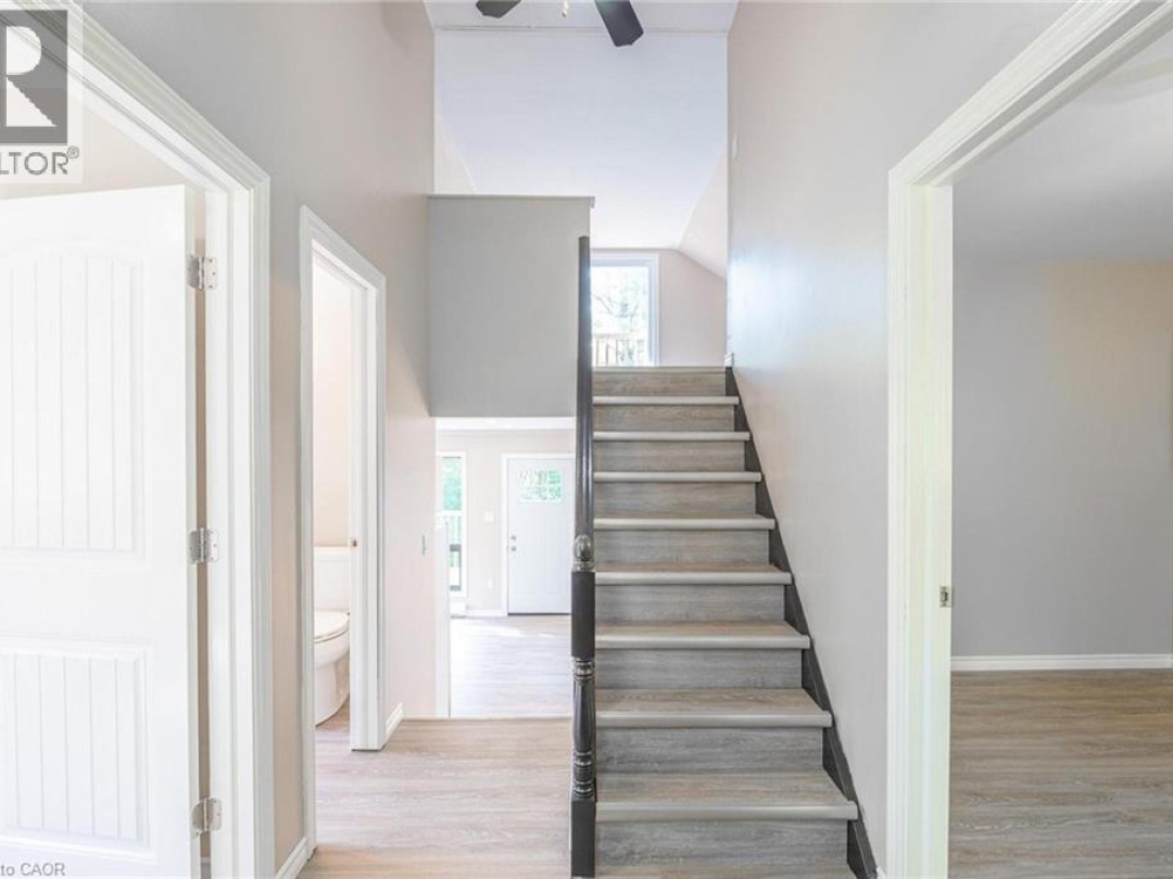 1044 ENGLISH Circle, 