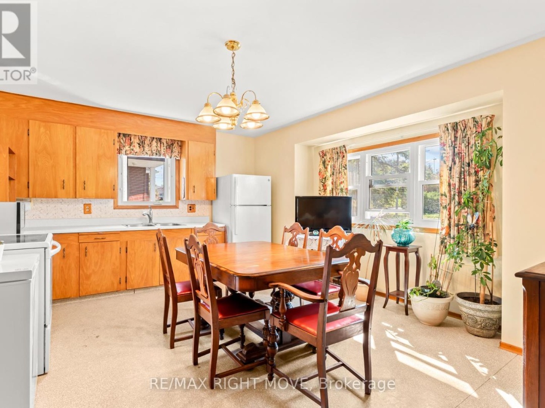 504 SIMCOE STREET, 