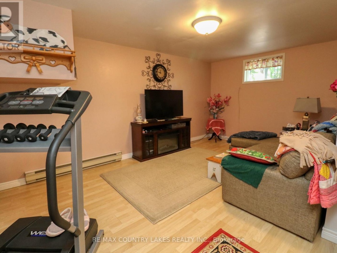 588 MAIN STREET E, 