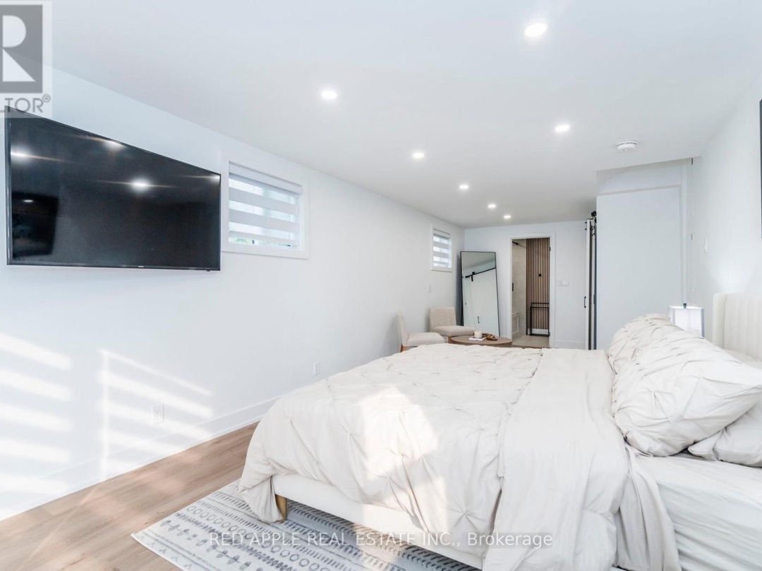 205 Hoyt Avenue, Georgian Bay