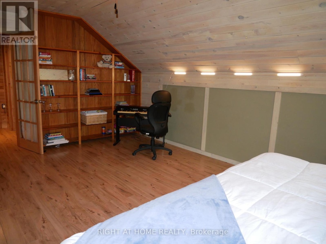 1130 TOWERING OAKS TRAIL W, 