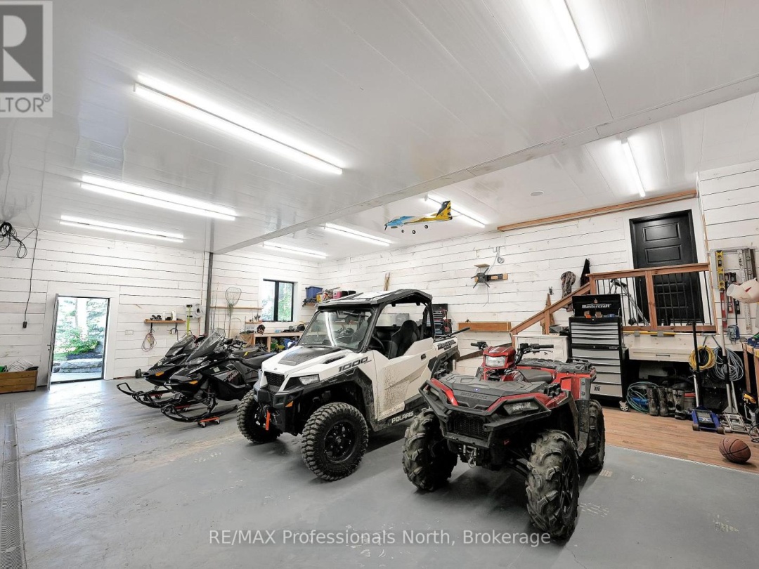 1046 LONE WOLF CRESCENT, 