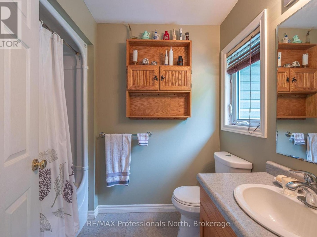 1075 COMAK CRESCENT, 