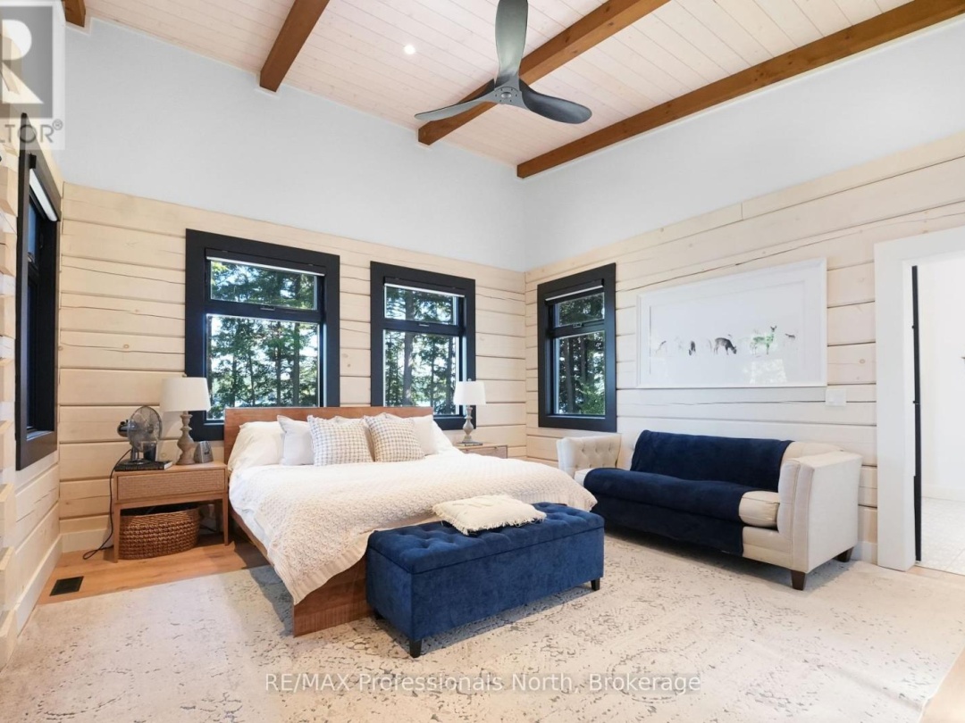 1046 LONE WOLF CRESCENT, 