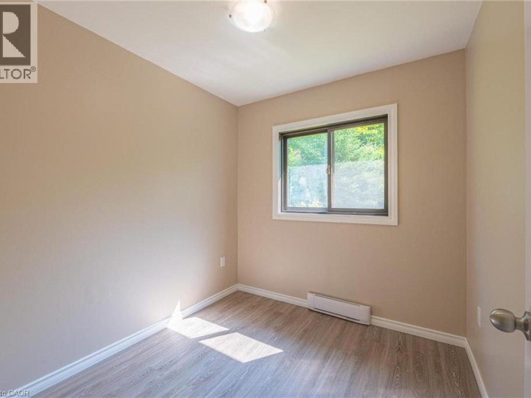 1044 ENGLISH Circle, 