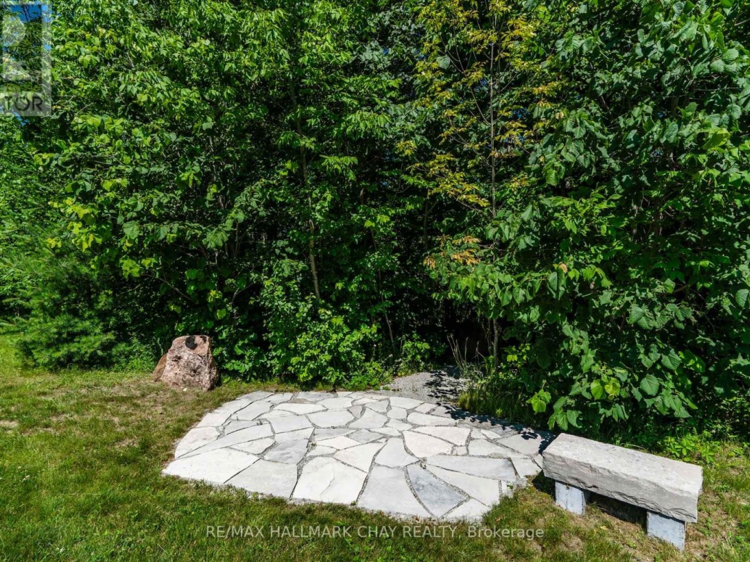 403 MOONSTONE ROAD E, 