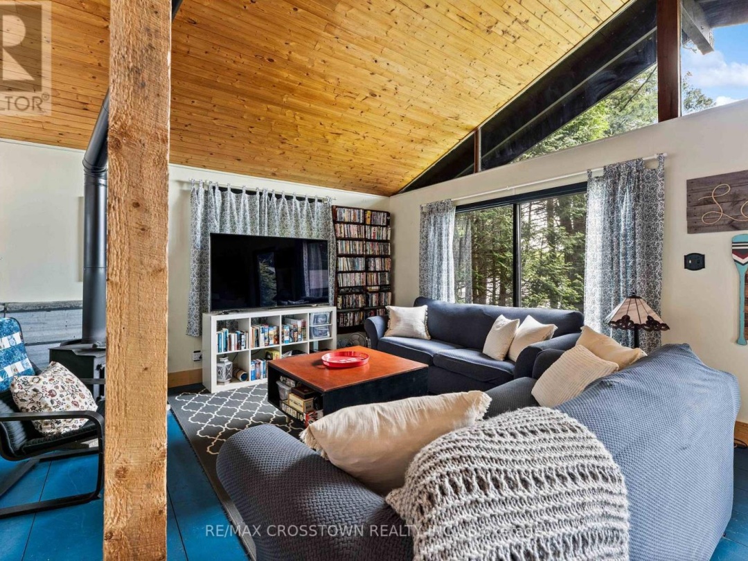 228 Macbeth Island, Wood Lake