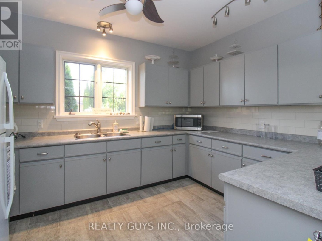 #4 - 200 EAST STREET S, 