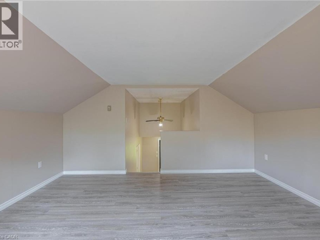 1044 ENGLISH Circle, 