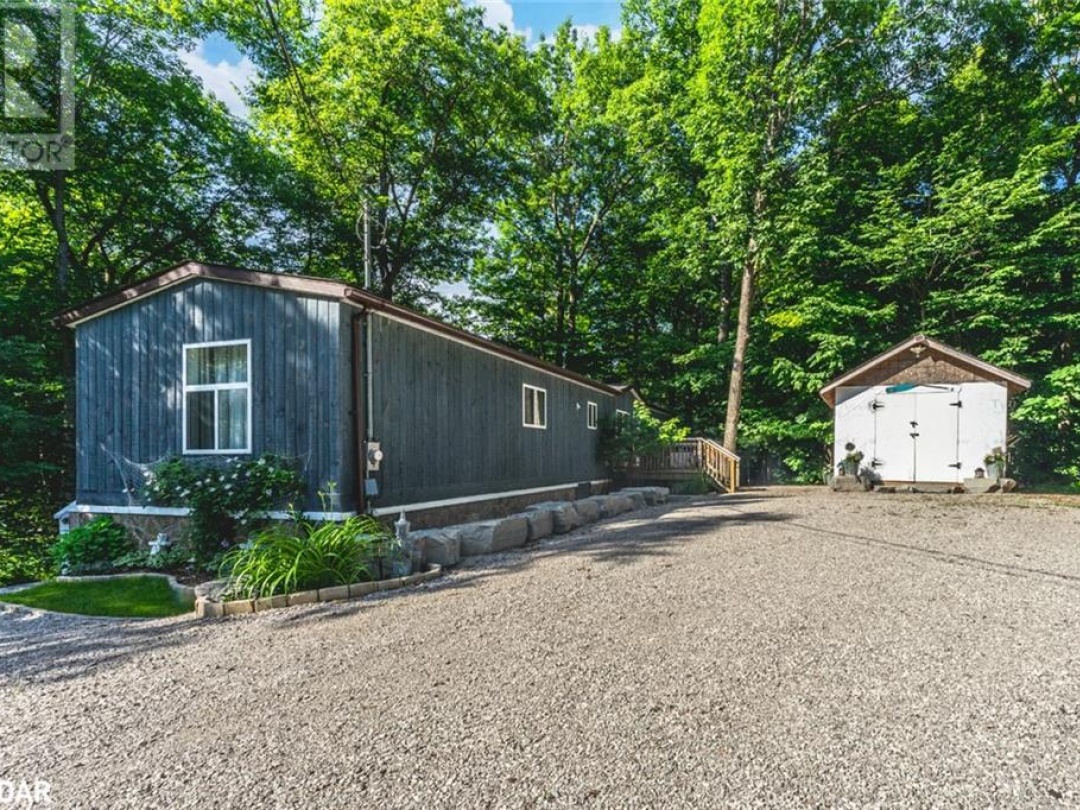 7498 Island Crescent, Black River