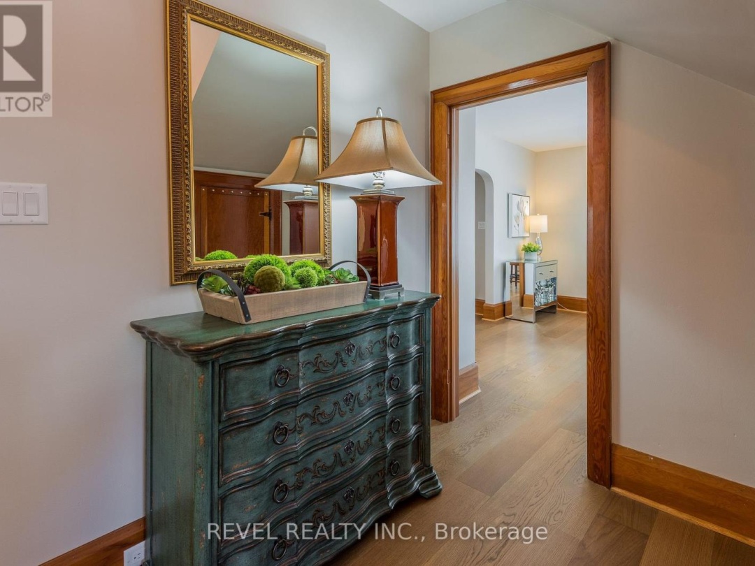 14 BOND STREET W, 