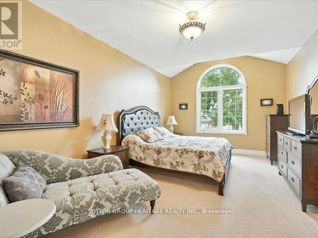 400 FRONT STREET W, 