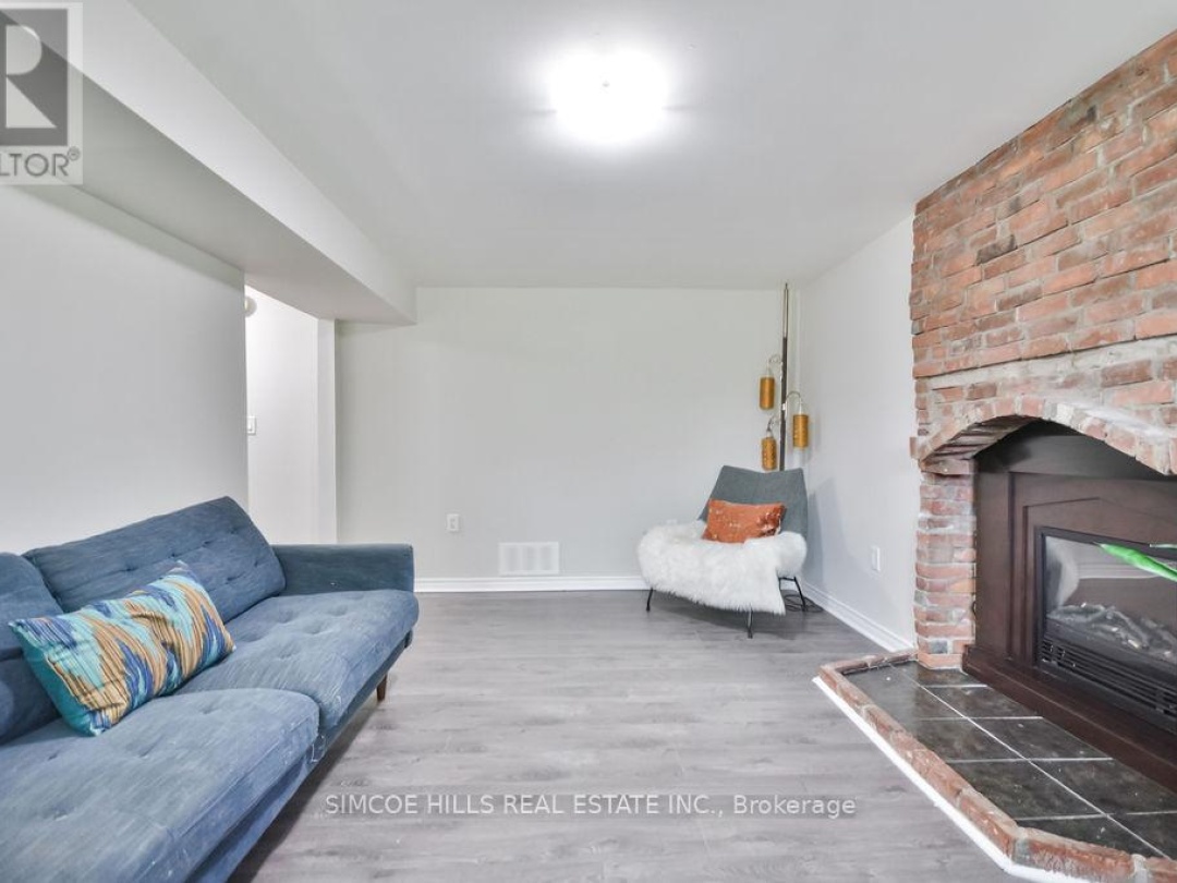 40 LAURENTIAN LANE, 
