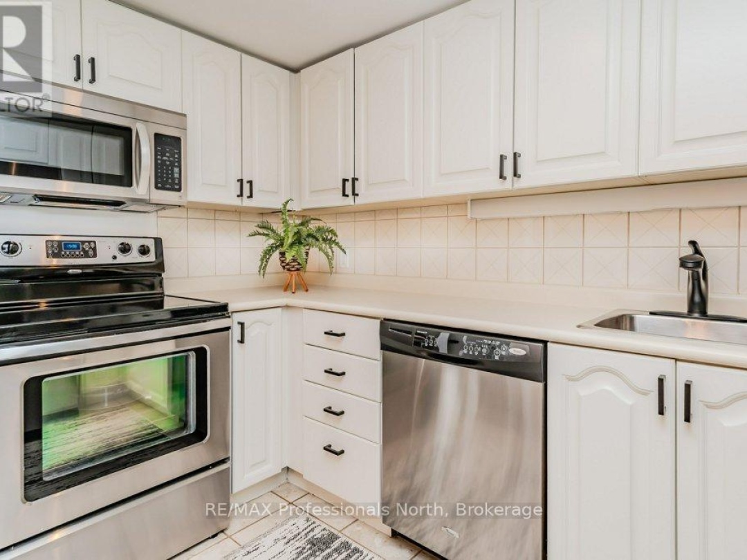 105 - 33 DEERHURST GREENS, Peninsula Lake