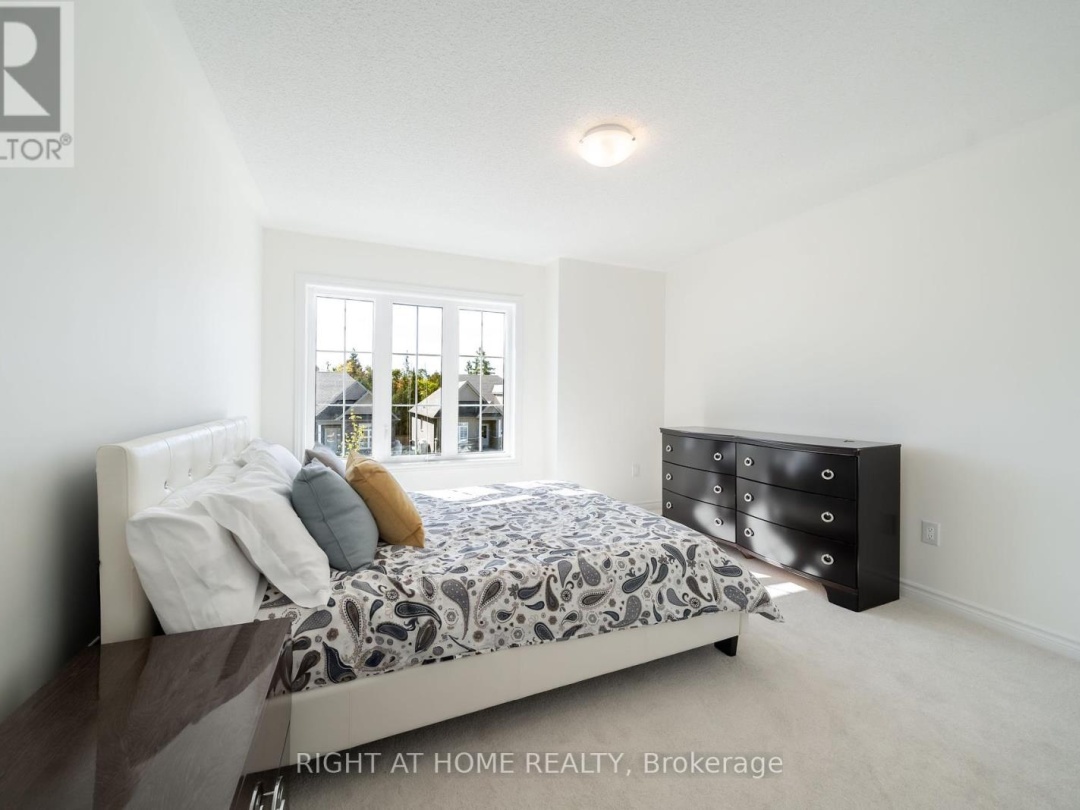 32 HILLCROFT WAY, 