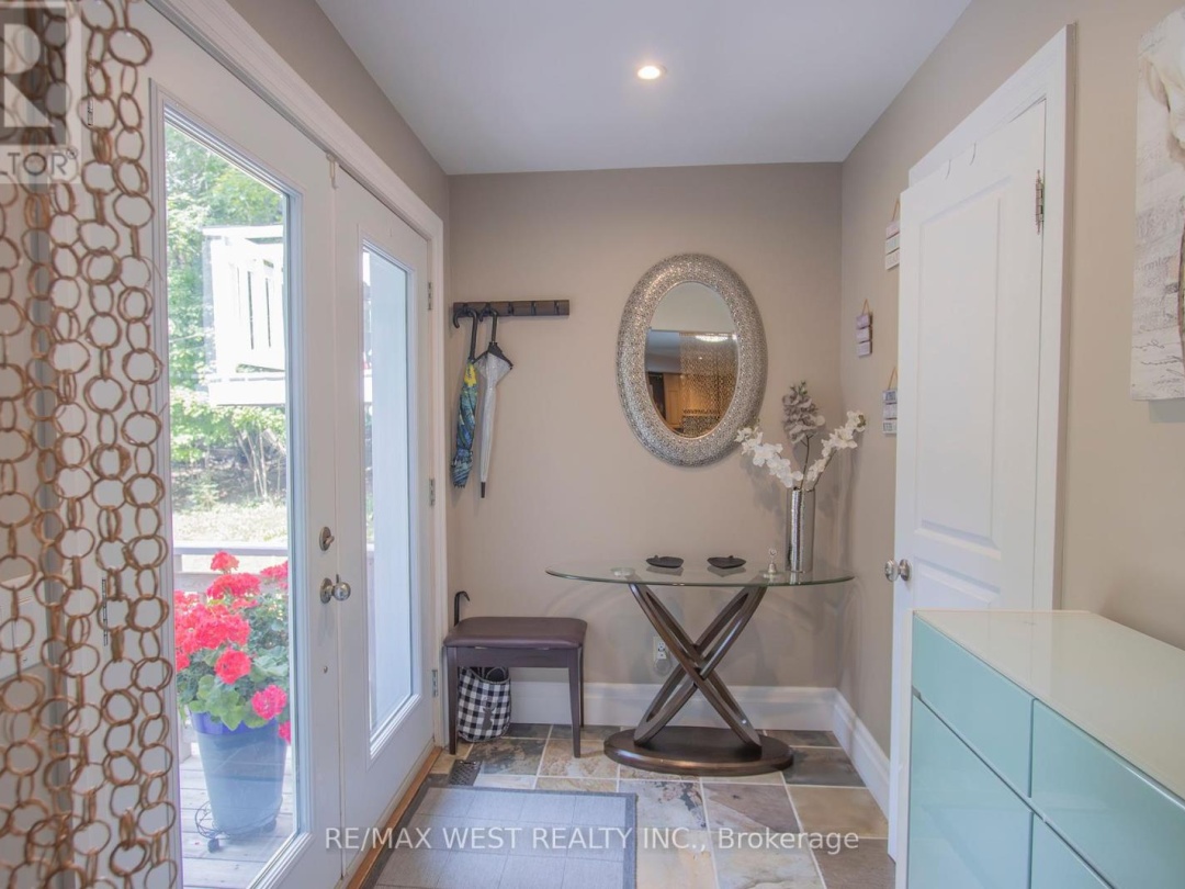 1158 LORNE LANE, 
