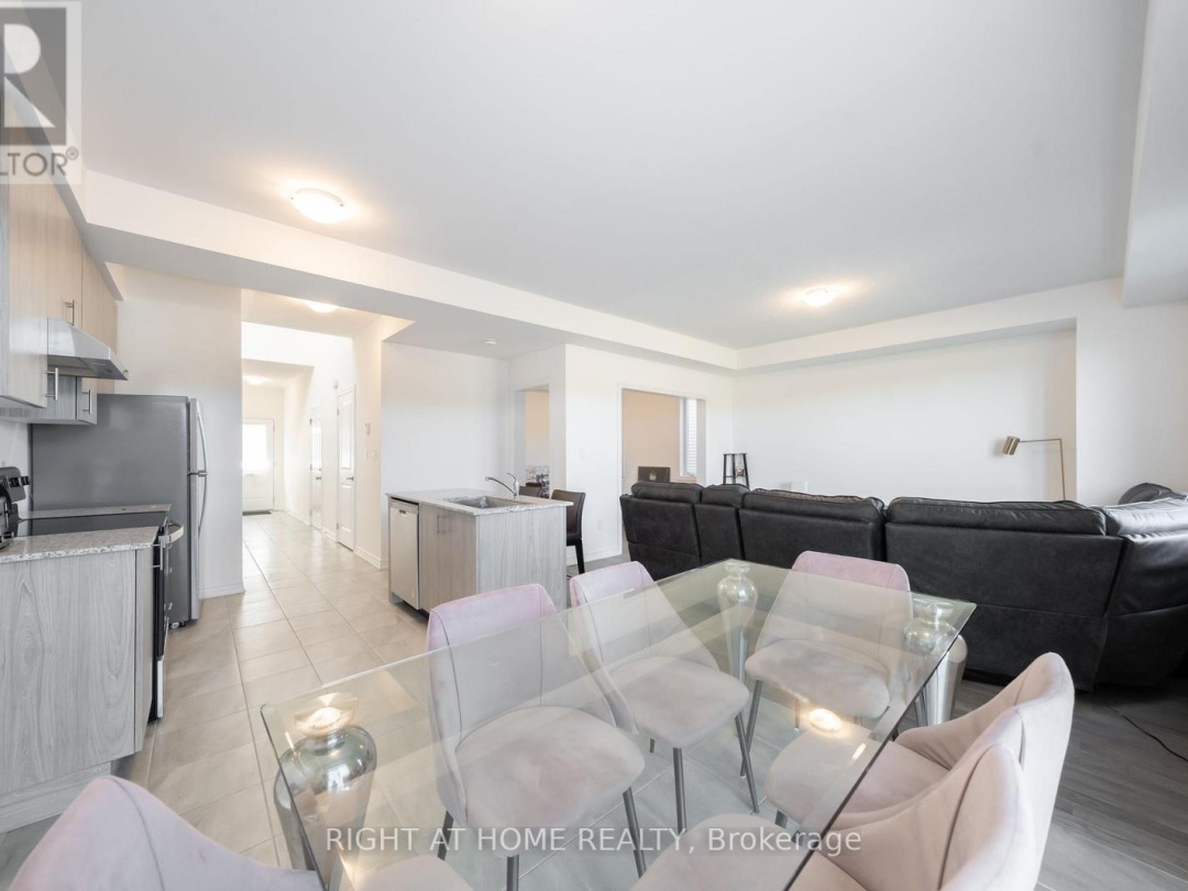 32 HILLCROFT WAY, 