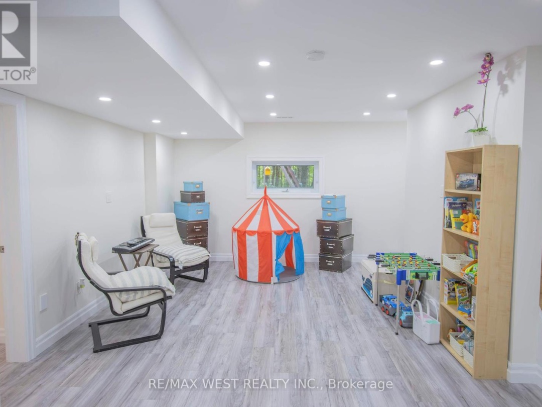 1158 LORNE LANE, 