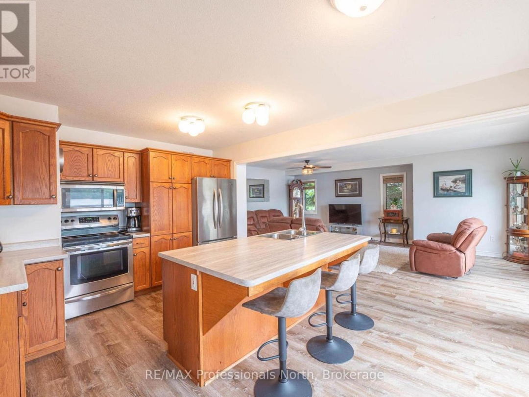 1075 COMAK CRESCENT, 