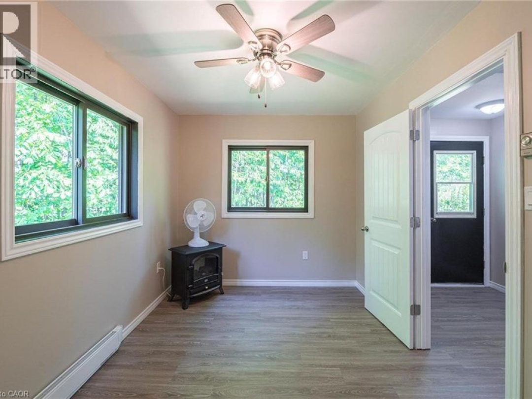 1044 ENGLISH Circle, 