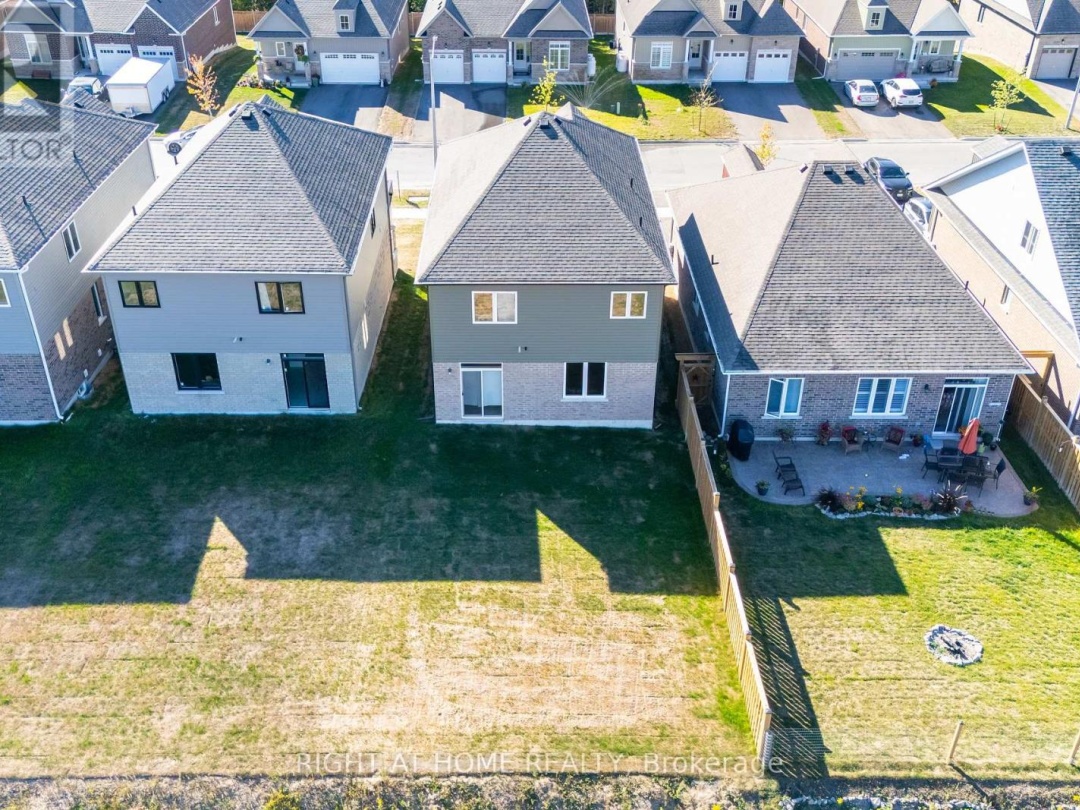 32 HILLCROFT WAY, 