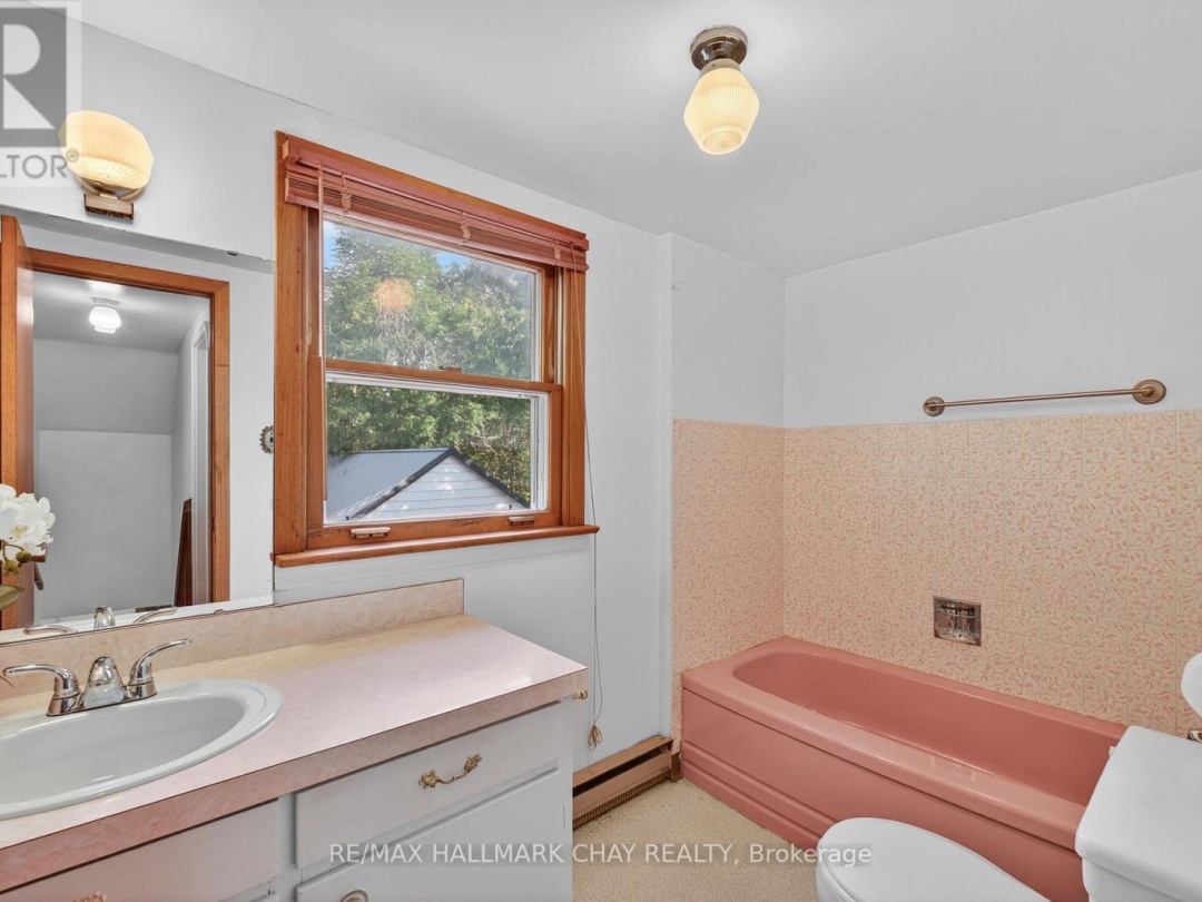 18 NORTH STREET E, 