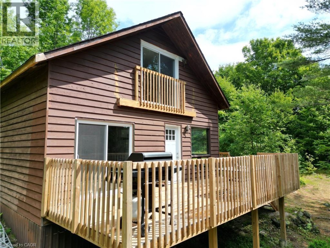 1044 ENGLISH Circle, 