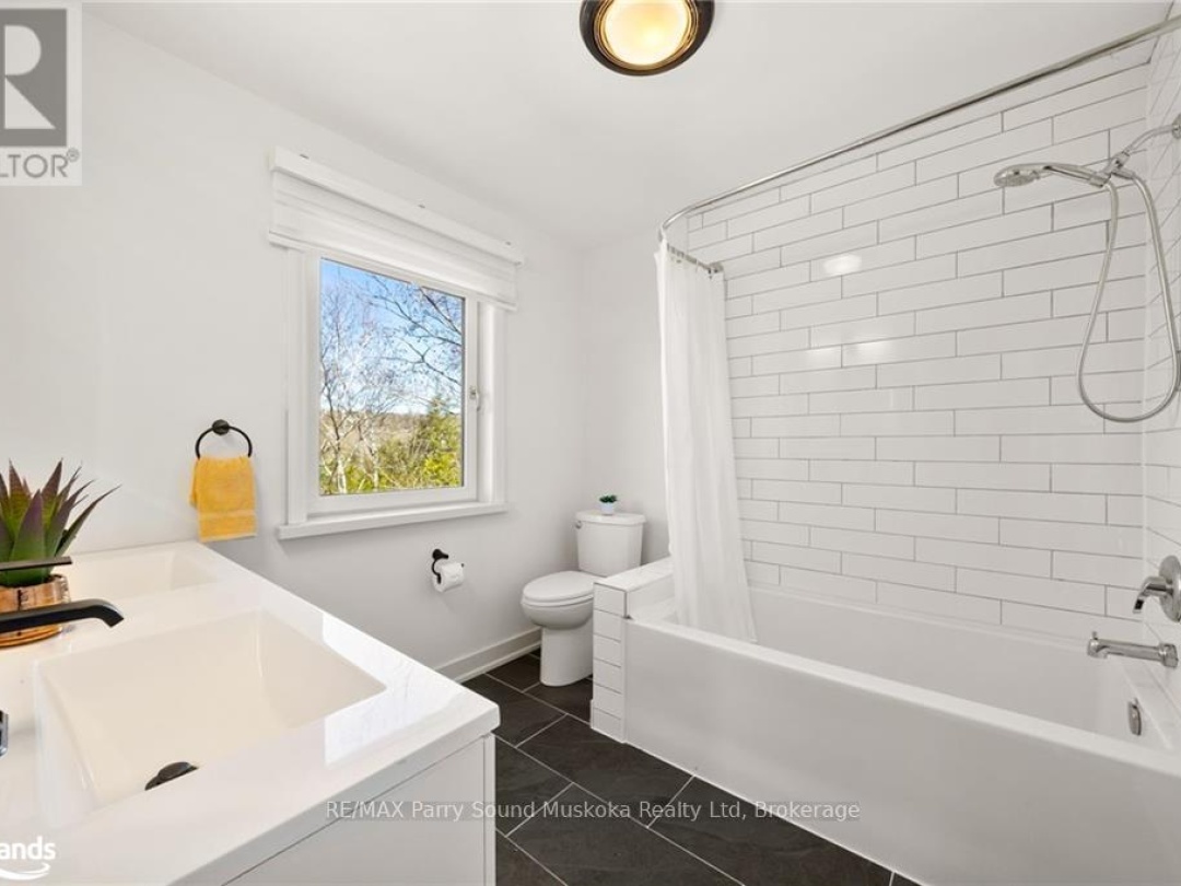 68 Pinewood Road, Long Lake