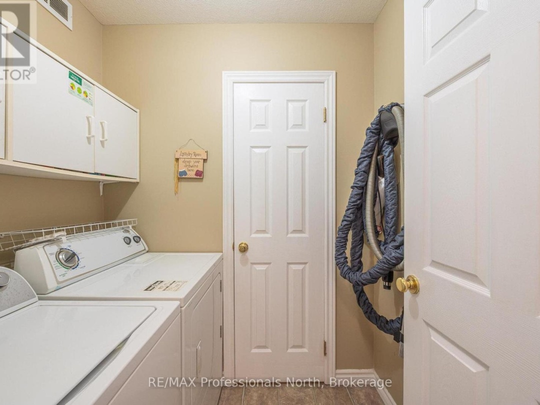 1075 COMAK CRESCENT, 
