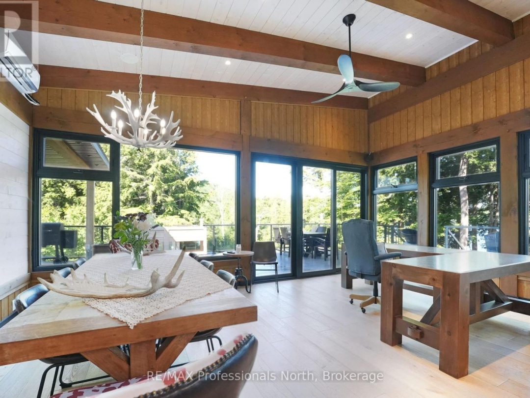 1046 LONE WOLF CRESCENT, 